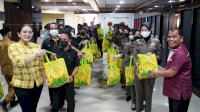 Berkah Ramadan, Fraksi Golkar DPRD Sulsel Bagi Paket Lebaran ke Satpol