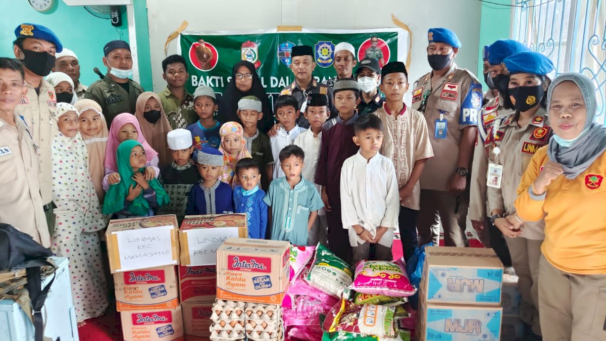 Sat Linmas Makassar Santuni Anak Yatim Piatu