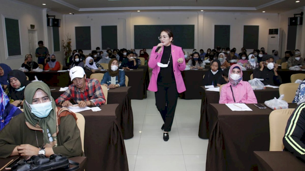 Legislator Golkar Debbie Rusdin Sosialisasi Perda Ramah Anak dan Guru