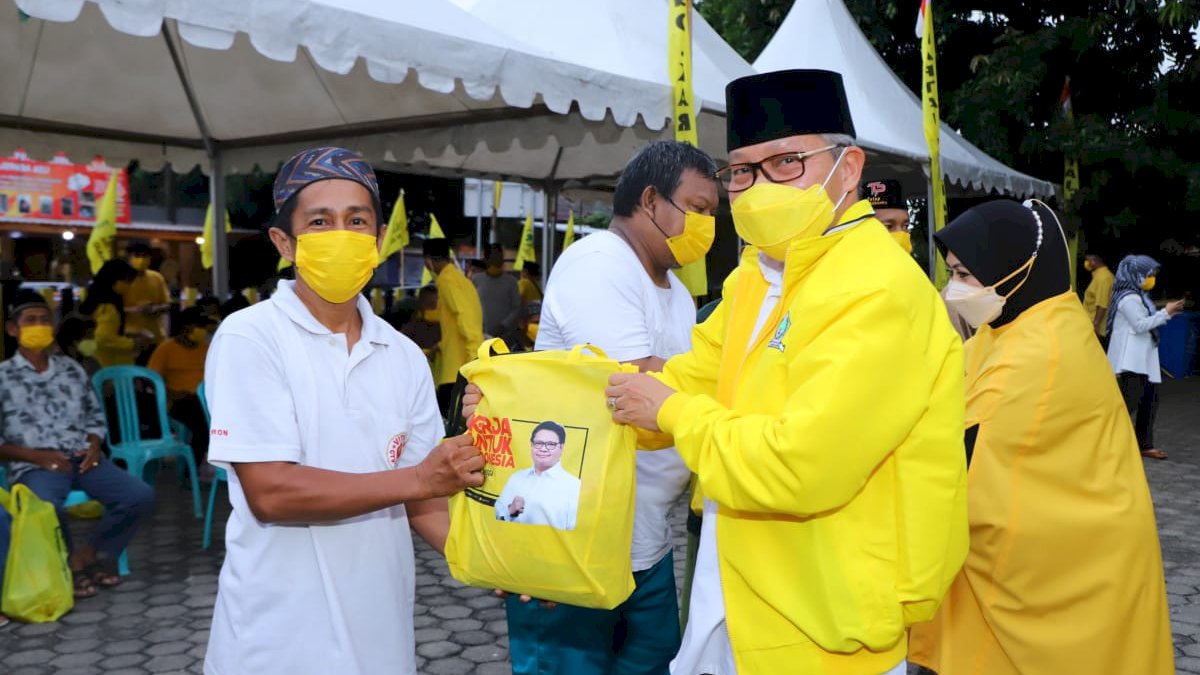Berbagi Paket Lebaran ke Warga Parepare, Taufan Pawe: 2024 Presiden Kita Airlangga Hartarto
