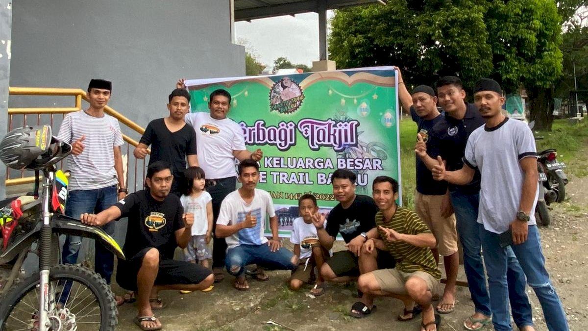 Komunitas Tanete Trail Barru Berbagi Takjil Untuk Warga dan Pengendara