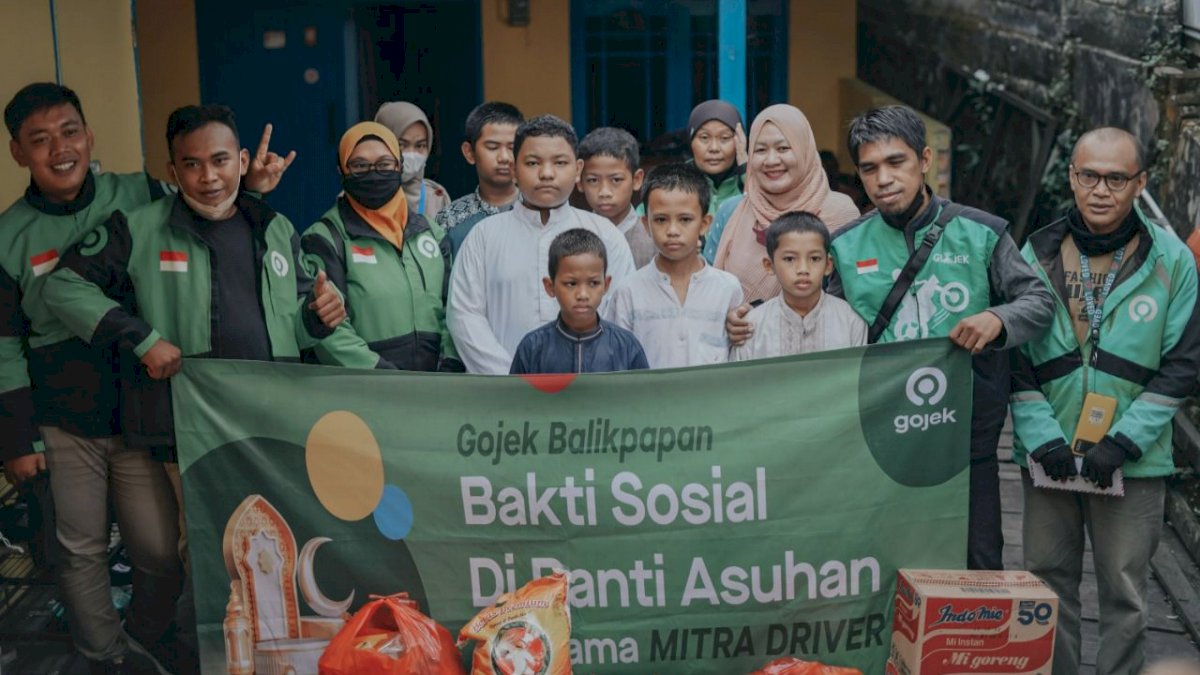 Gojek Bersama Mitra Driver Bagi Sembako Senilai Rp50 Juta di Panti Jompo dan Asuhan
