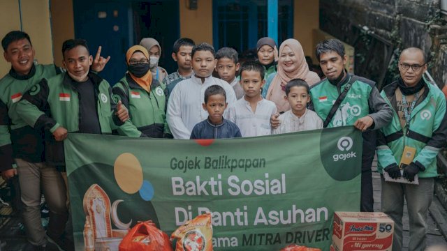 Bakti sosial Gojek dan Komunitas Mitra Driver di Panti Jompo dan Asuhan di enam kota Kawasan Indonesia Timur (Gojek)