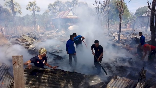 Petugas Damkar di Jeneponto memadamkan sisa sisa api yang menghanguskan 8 unit rumah (Dedi)