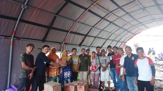 Pengurus IWO Jeneponto menyalurkan bantuan kemanusiaan (Dedi)