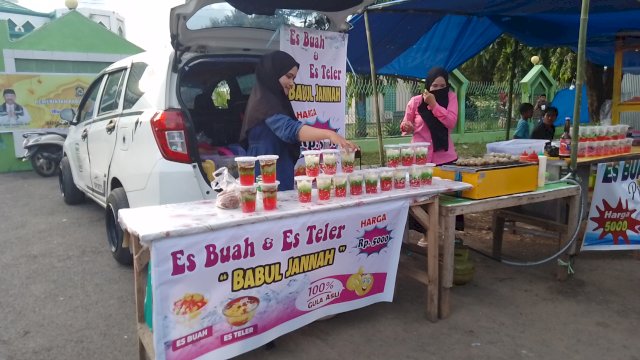 Warga menjual takjil dengan harga terjangkau (Dedi)
