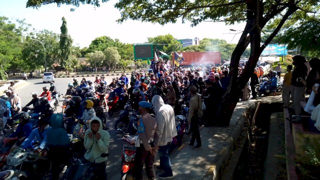 Pengunjuk rasa berjalan kaki menuju Gedung DPRD Jeneponto (Dedi)