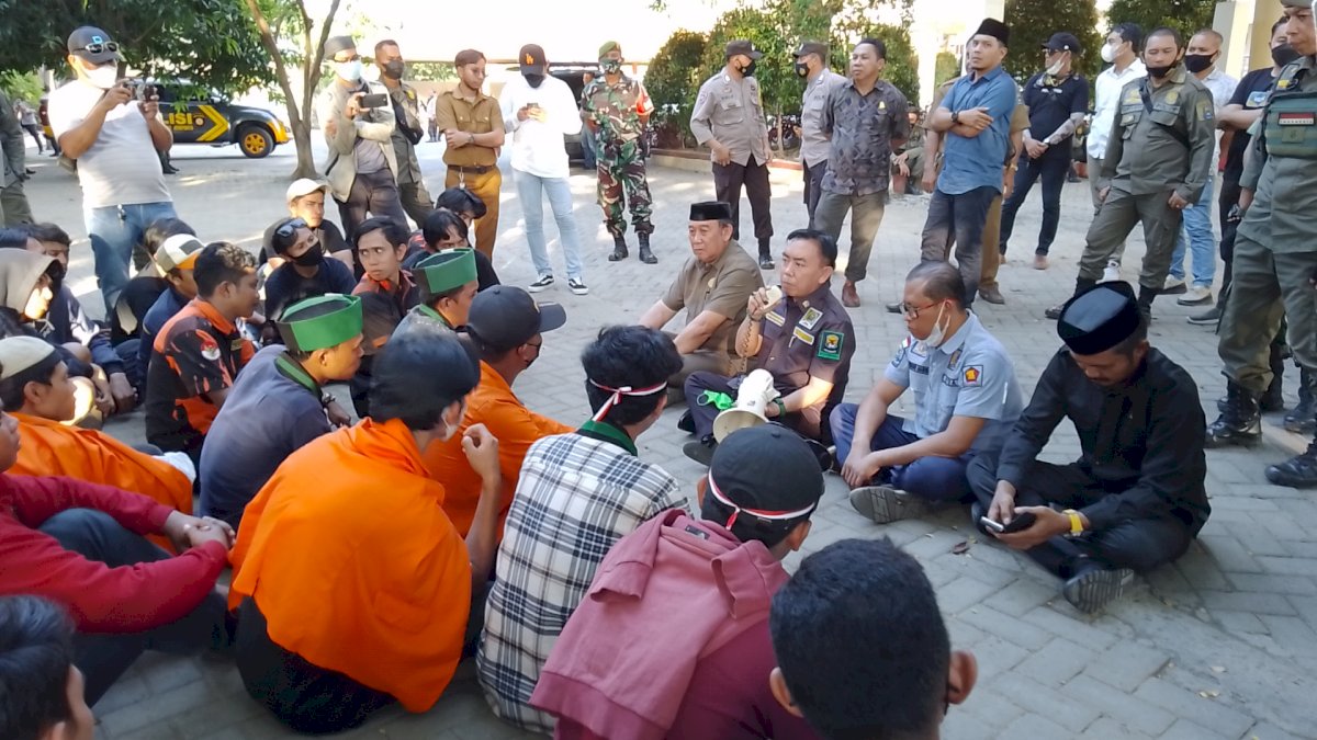 Hadapi Pendemo Dua Kelompok Aktivis, Wakil Ketua DPRD Jeneponto : Tidak Ada Penundaan Pemilu