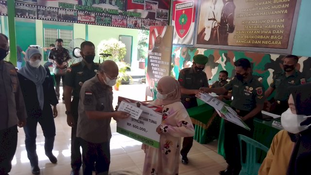 Bupati Jeneponto, Iksan Iskandar memberikan bantuan program BTPKLWN secara simbolis (Dedi)