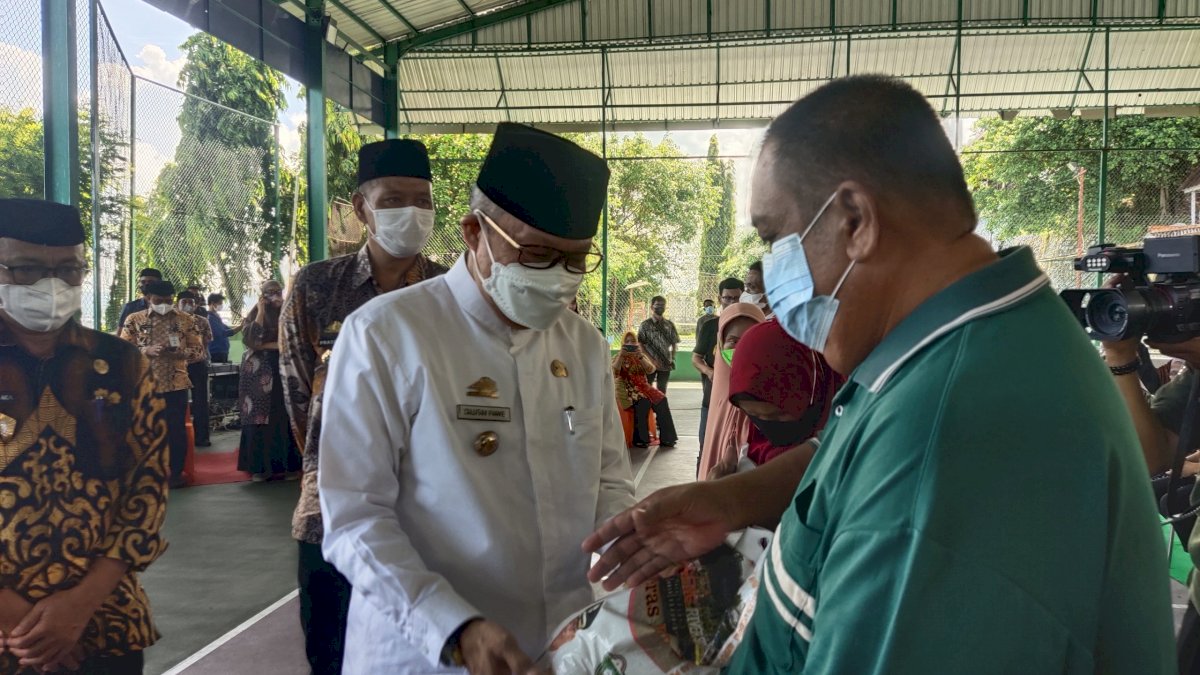 Pemkot Parepare Salurkan Beras Peduli dan Pasar Murah Bagi Warga Pra Sejahtera