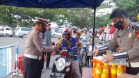 Ramadhan Berkah, Personel Satlantas Polres Jeneponto Bagi Takjil Gratis