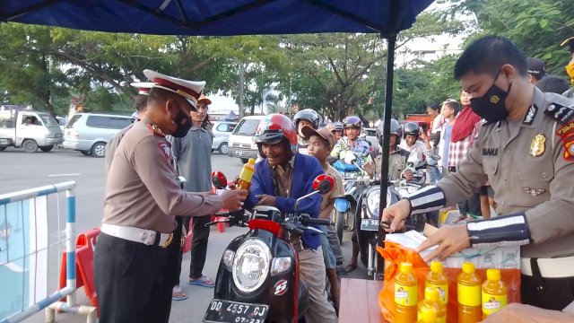 Kasat Lantas Polres Jeneponto, AKP Syaharuddin pimpin bagi bagi takjil gratis (Dedi)