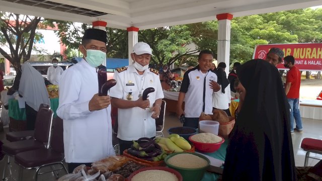 Sekda Jeneponto, Muh Arifin Nur (Kiri) dan Kadis Ketahanan Pangan, Hartawan Gs (Kanan) Pantau pasar murah (Dedi)