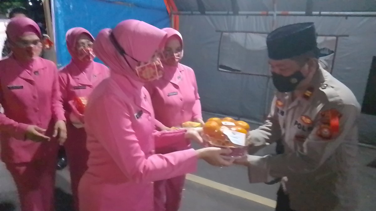 Beri Dukungan, Bhayangkari Cabang Jeneponto Kunjungi Pos-Pam Operasi Ketupat 2022