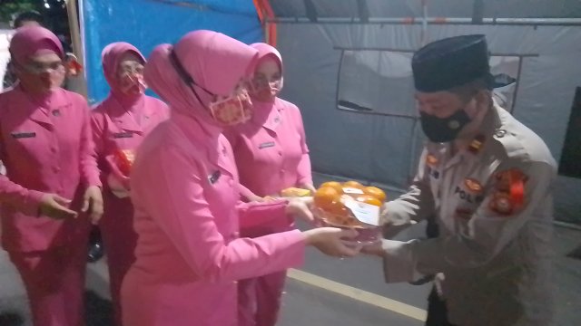 Tika Yudha beri bingkisan ke Pos-Pam dan diterima oleh Kapolsek Binamu, Iptu Baharuddin(Dedi)