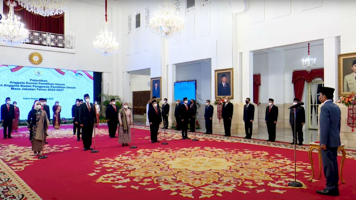 Sah, Jokowi Lantik Anggota KPU dan Bawaslu Masa Jabatan 2022-2027, Berikut Nama-namanya
