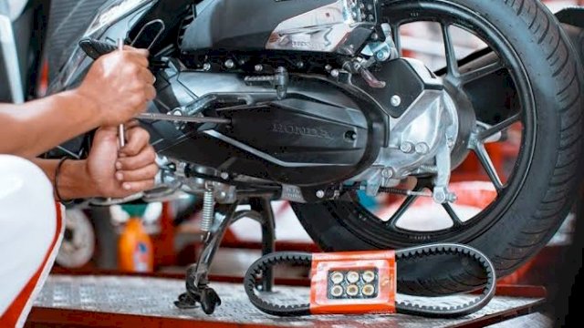 Rutin mengecek vanbelt bisa membuat motor matik bisa awet (dok. Astra Motor)