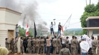 Aksi Unjuk Rasa Mahasiswa Menolak Jokowi 3 Periode Bubar Usai Ditemui Wakil Ketua DPRD Lutim