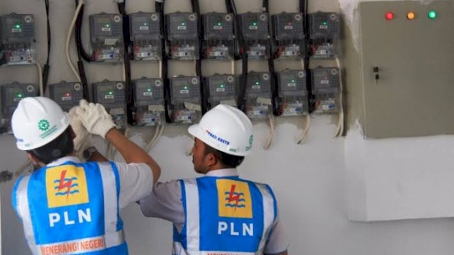 Petugas PLN melakukan perbaikan jaringan listrik (Int)
