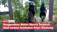 VIDEO: Detik-detik Pengendara Motor Nyaris Terjatuh Saat Lintasi Jembatan Kayu Gantung