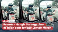 VIDEO: Bikin Mewek, Seorang Pemotor Nangis Sesenggukan di Jalan saat Tunggu Lampu Merah