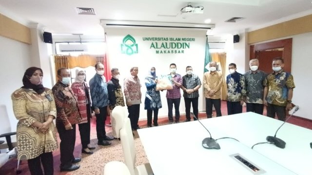 BNI Cabang Mattoangin berbagi bantuan paket pangan di UIN Alauddin Makassar untuk sebarkan ke masyarakat (dok. BNI)