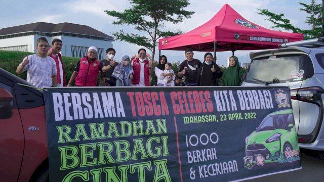 Toyota Sienta Community Indonesia (TOSCA) Celebes berbagi takjil (dok. Kalla Toyota)