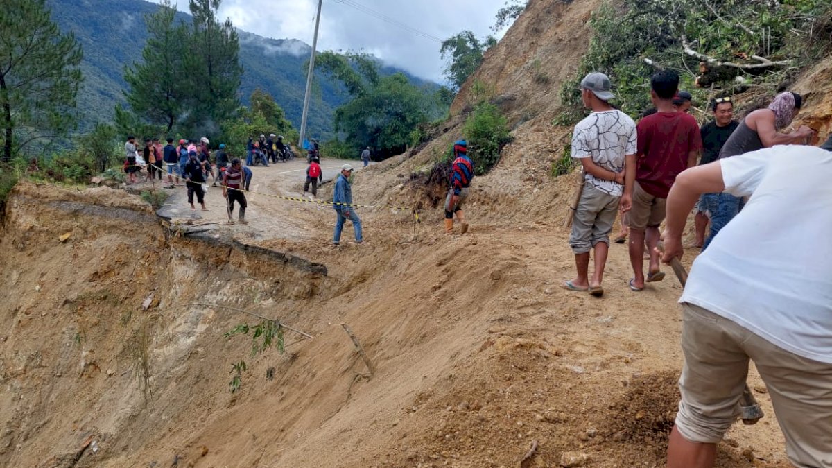 PUTR Sulsel Lakukan Penanganan Darurat Jalan Longsor di Sabbang-Tallang
