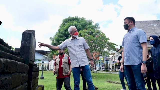 Ganjar Pranowo didampingi Bupati Gowa, Adnan Purichta Ichsan melakukan ziarah ke makam Sultan Hasanuddin di Kelurahan Katangka (Pemkab Gowa)