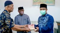 Gubernur Andalan Serahkan Wakaf Alquran dan Hibah Sarana Masjid di Soppeng