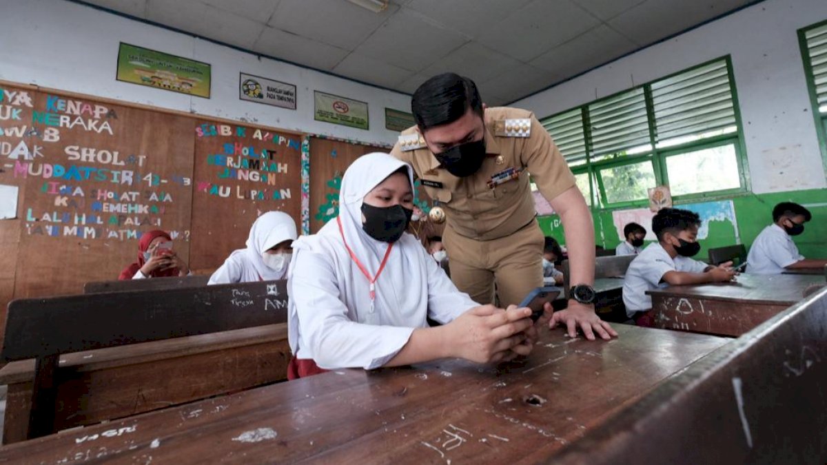 Bupati Gowa Semangati Siswa SDI Tinggimae Tombolo Kerjakan Soal Ujian