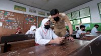 Bupati Gowa Semangati Siswa SDI Tinggimae Tombolo Kerjakan Soal Ujian