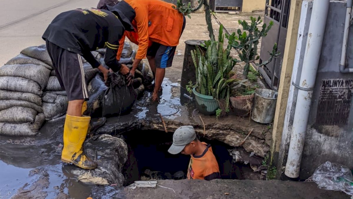 Usai Libur Lebaran, Dinas PU Makassar Turunkan Ratusan Personil Bersihkan Drainase