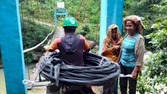 Proses pengadaan listrik di beberapa desa pelosok di Sulsel oleh teknisi PLN (dok. PLN)