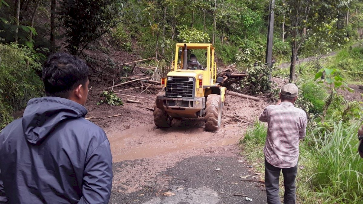 Jalan Tertutup Longsor di Batas Gowa-Sinjai Ditangani Kurang Dari 24 Jam