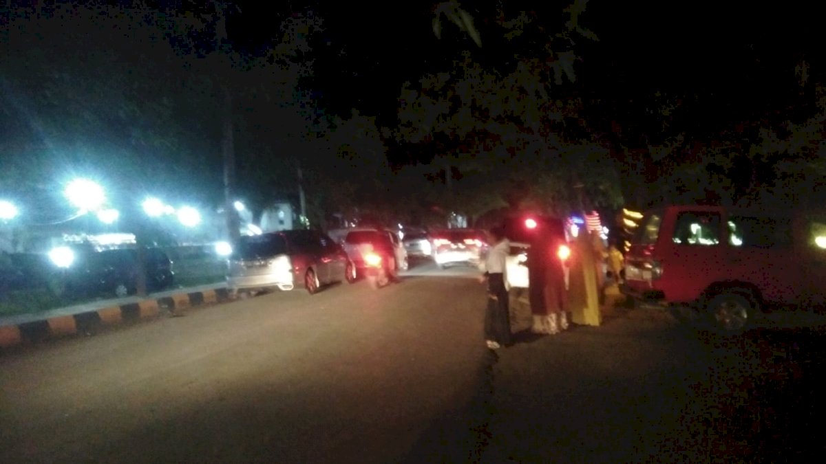 Asal Parkir, Kendaraan Pungunjung Grand Opening Jeneponto  Point Macetkan Jalan Poros