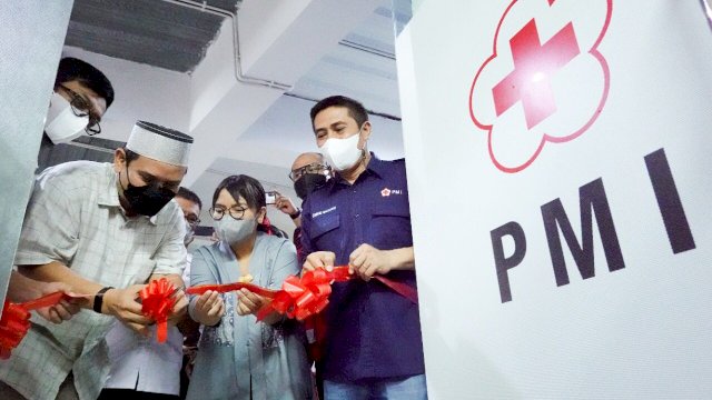 Pembukaan gerai donor darah di NIPAH Park oleh Ketua PMI Kota Makassar, Syamsu Rizal dan Duta Donor Darah PMI Kota Makassar Fadly 'Padi' (Nipah Park)