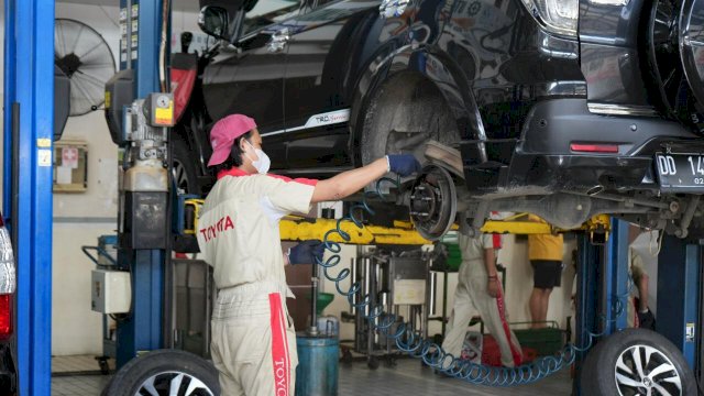 Teknisi Kalla Toyota melakukan servis berkala ke kendaraan pelanggan (Kalla Toyota)