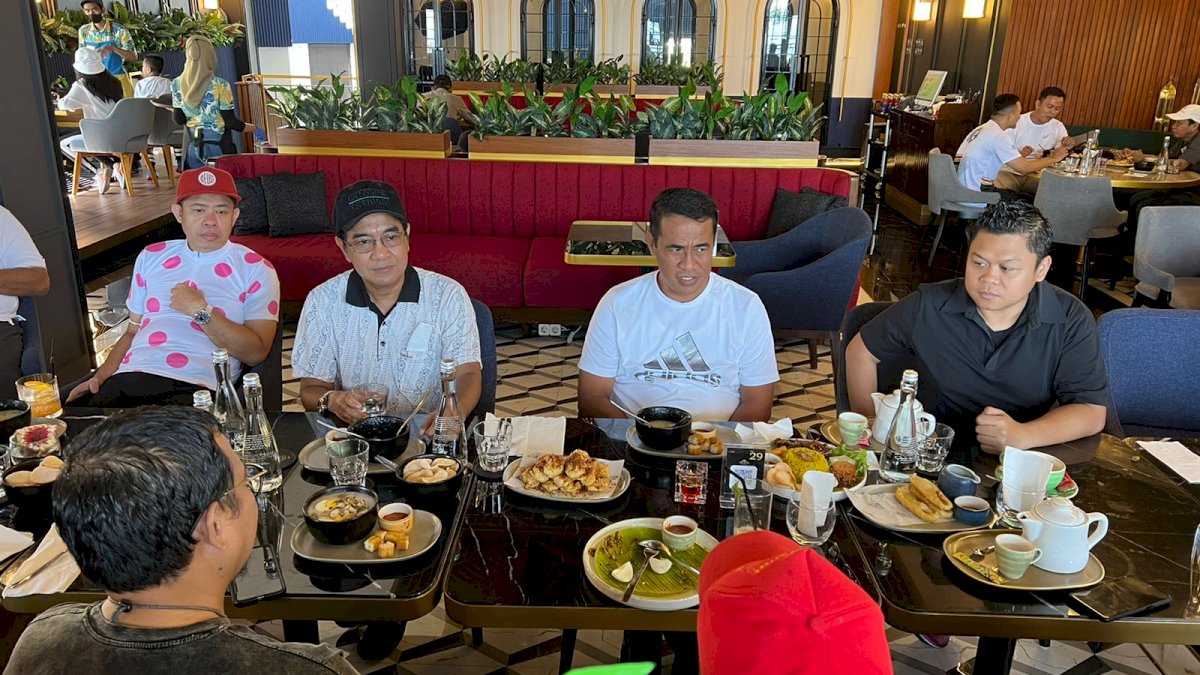 Bubur Ayam The Icon Buat Ketua Umum IKA dan Rektor Unhas Ketagihan