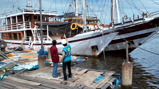 Kapal Phinisi di Pantai Losari klaim hemat biaya operasional hingga 50 persen dengan penggunaan anjungan listrik mandiri (PLN UIW Sulselrabar)