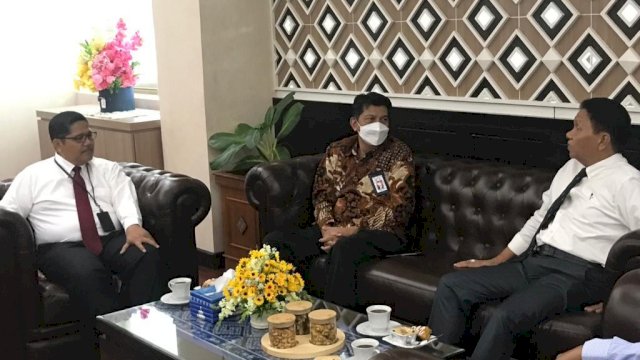 Silaturahmi Kepala OJK Regional 6 Sulampua Darwisman dengan Kepala BI Sulsel, Causa Iman Karana (dok. OJK Regional 6 Sulampua)