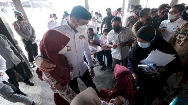 Bupati Gowa, Adnan Purichta Ichsan saat memantau gebyar vaksinasi (dok. Pemkab Gowa)