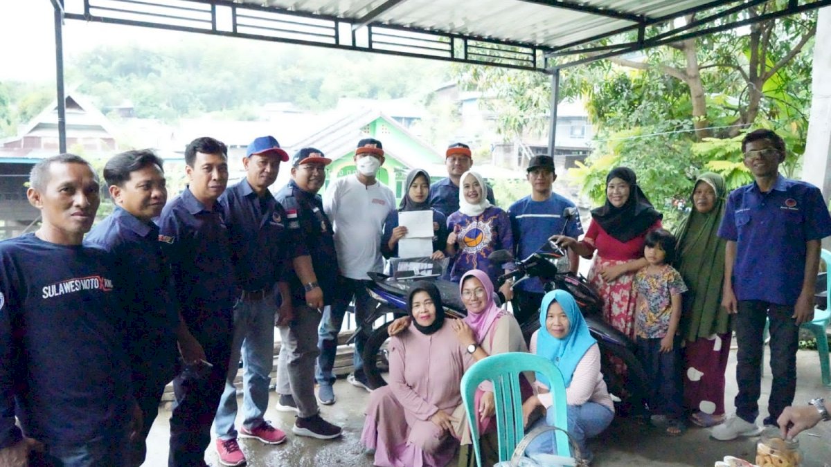 Rusdi Masse Kirim Motor ke Evi Safitri, Perempuan Pengangkut Pasir-Penjual Kelapa di Pinrang