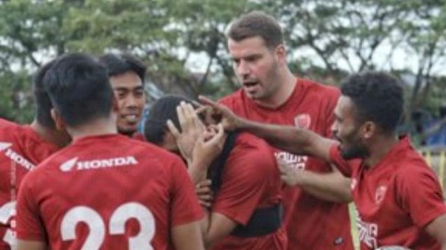 Pemain PSM Makassar di sela latihan di Bosowa Centre Makassar (dok. Twitter PSM Makassar)