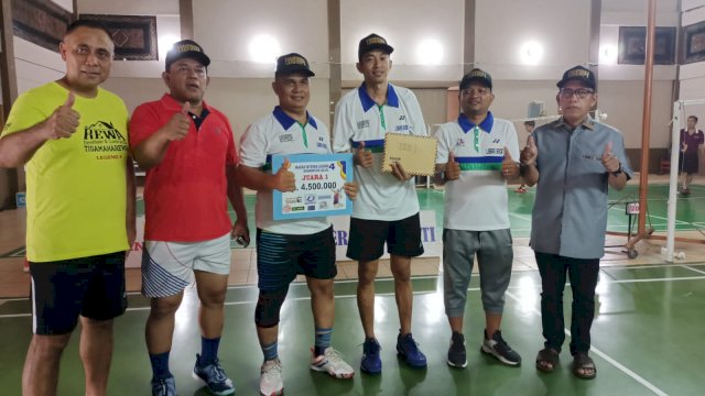 Jawara Legend Badminton Sulsel 4 Ilo/Maksan diapit calon PBSI Makassar Rizal, pimpinan Benhard grup Bachnar, pimpinan Redes grup Ir Redes dan Panglima Legend Sulsel Rewa' (Ist) 