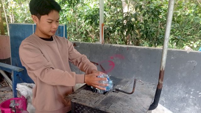 PT PLN (Persero) Unit Induk Wilayah Sulselrabar olah sampah plastik jadi paving block (dok. PLN)