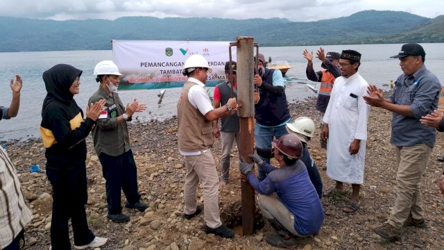 Pemancangan tiang pertama tambatan perahu Wisata Laa Waa River Park, di desa Matano, Sabtu (28/5/2022) kemarin (dok. PT Vale)