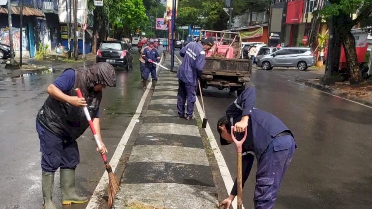 Minimalisir Genangan, Satgas Dinas PU Makassar Bersihkan Median Jalan