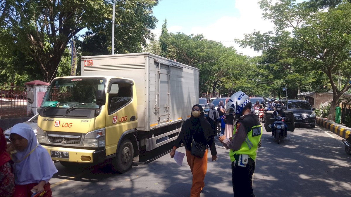Breaking News : Aksi Galang Dana Sahabat Bontolojong Jeneponto Macetkan Jalan Poros