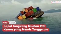 VIDEO: Penampakan Kapal Tongkang Muatan Peti Kemas yang Nyaris Tenggelam di Kepulauan Riau